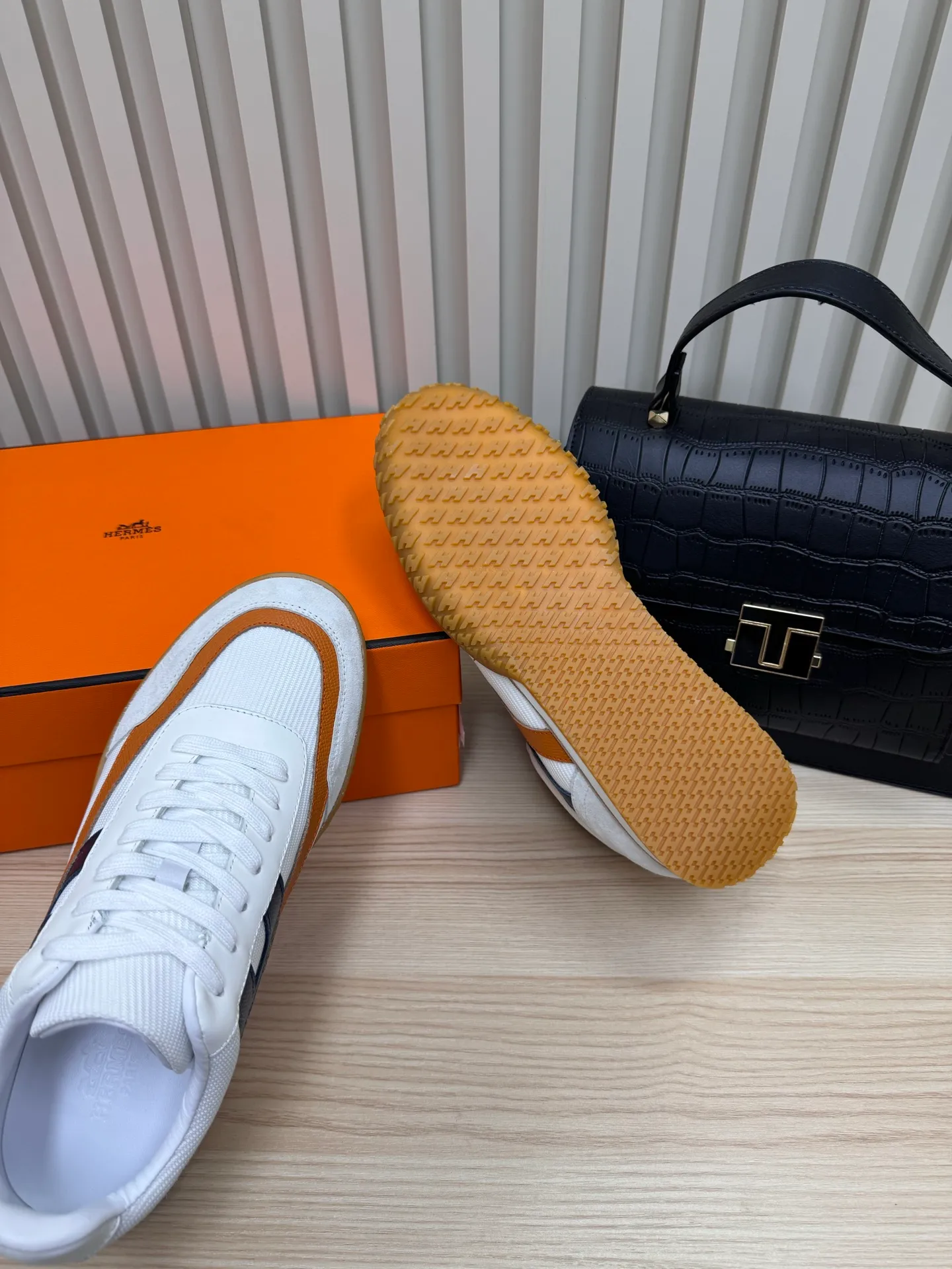 👟👟Ex-factory price 600👟👟 Hermes / Top version #couple style 24ss casual sneakers Suede goatskin sneakers decorated with contrasting patterns and iconic "H" details, beautifully packaged at the delivery counter🛍📦 Fabric: suede + down cloth Lining: mixed sheep lining Outsole: original TPU Bottom thickness: 2CM Size: 35-45